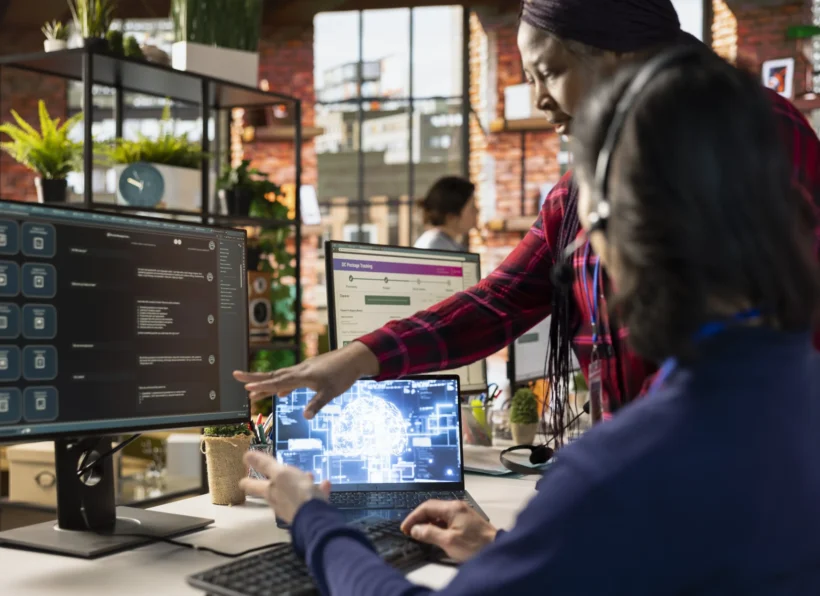 convertio.in_manager-call-center-shows-man-how-use-company-ai-software