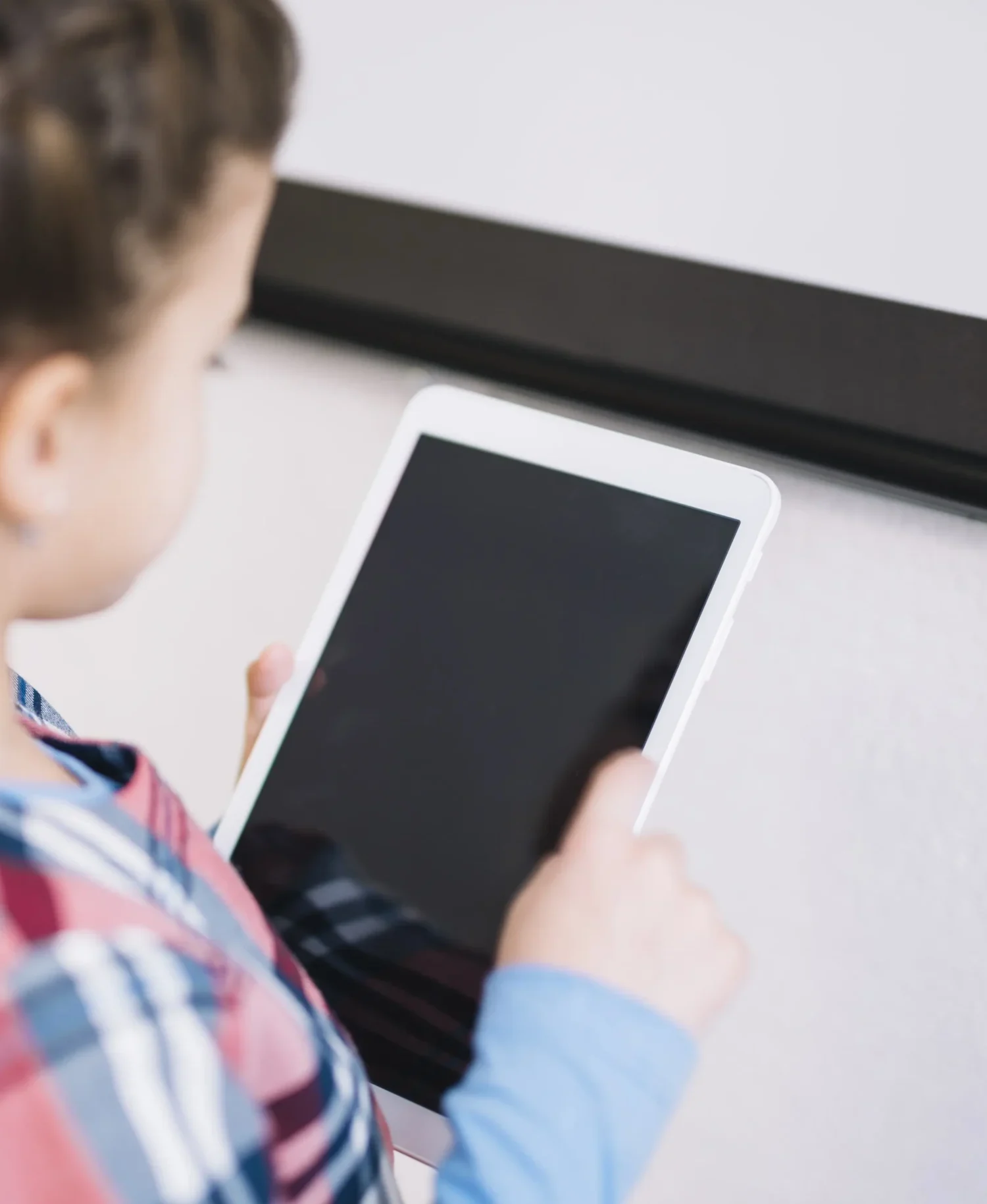 convertio.in_overhead-view-girl-using-digital-tablet